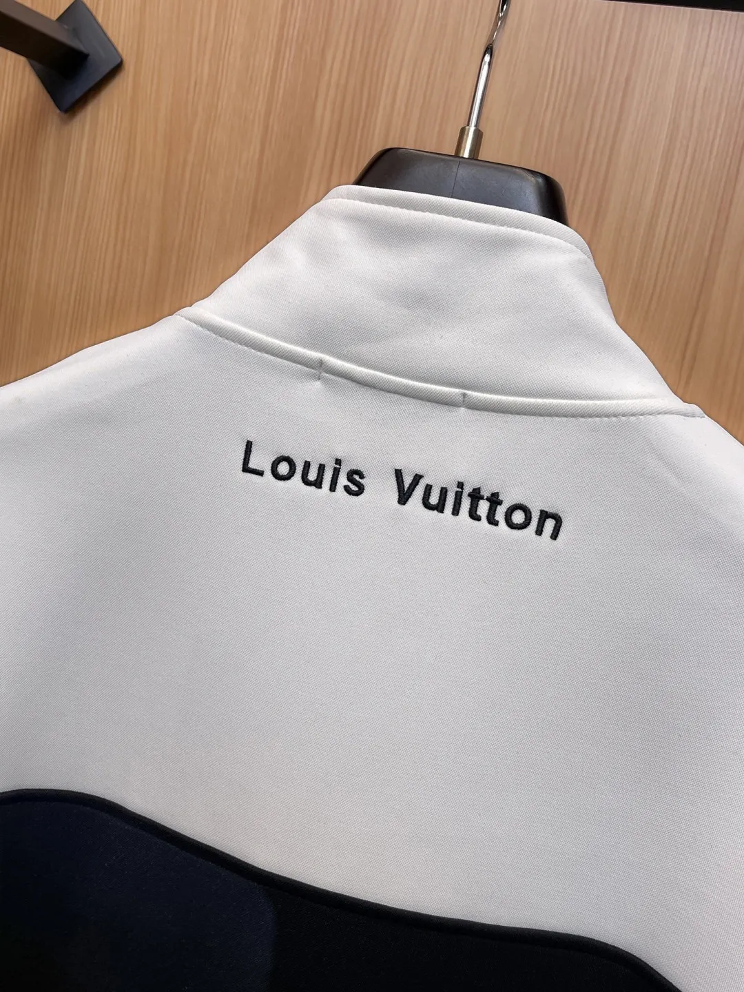 🅿️720 [LV Louis Vuitton] hot-selling suit is coming. Focus on the original version of the official website. 2025 new hot-selling cardigan and sweatshirt suit. The original order is the best. 🇭🇰The meticulous work of top designers. It has a fitting and perfect upper body effect. All-natural high-quality Tencel Roman cotton 100%, close-fitting comfort, noble and elegant! Original hardware embodies elegance and nobility! Counter size: M-3XL (maximum wear up to 190 pounds)